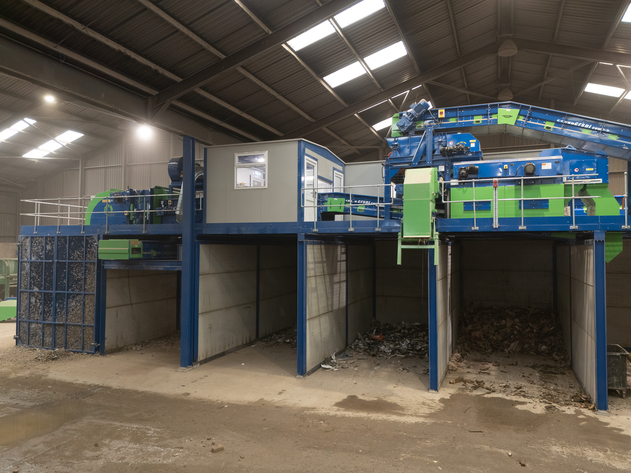 Heavy-duty recycling screen processing mixed waste materials